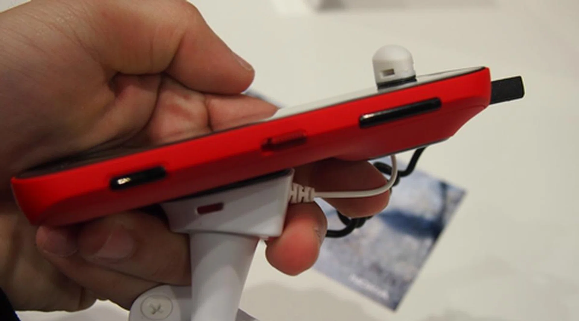 The large size of the lens caused a bulge at the top back section of the Nokia 808 PureView. Having said that, the device is thickest at 17.95mm at the camera and its thinnest point is 13.9mm. In terms of handling, we had no problems with the Nokia 808 PureView.