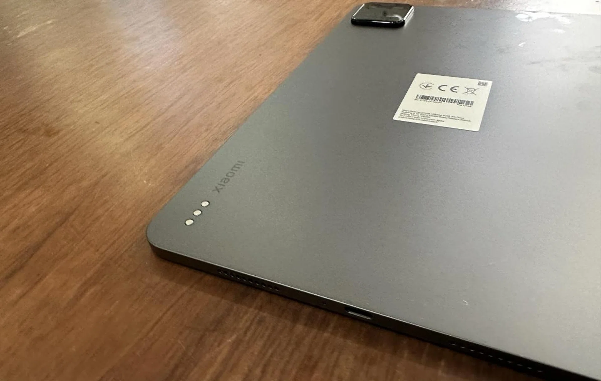 The magnets on the Keyboard Cover. Note the camera bump in at the back, again. 