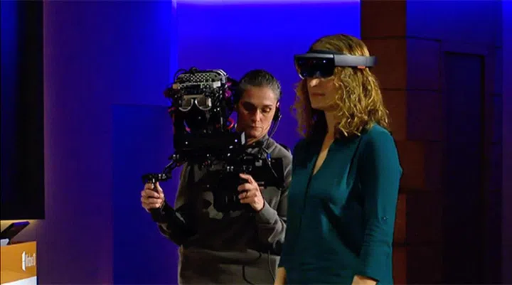 The HoloLens doesn't require any wired connection to work.