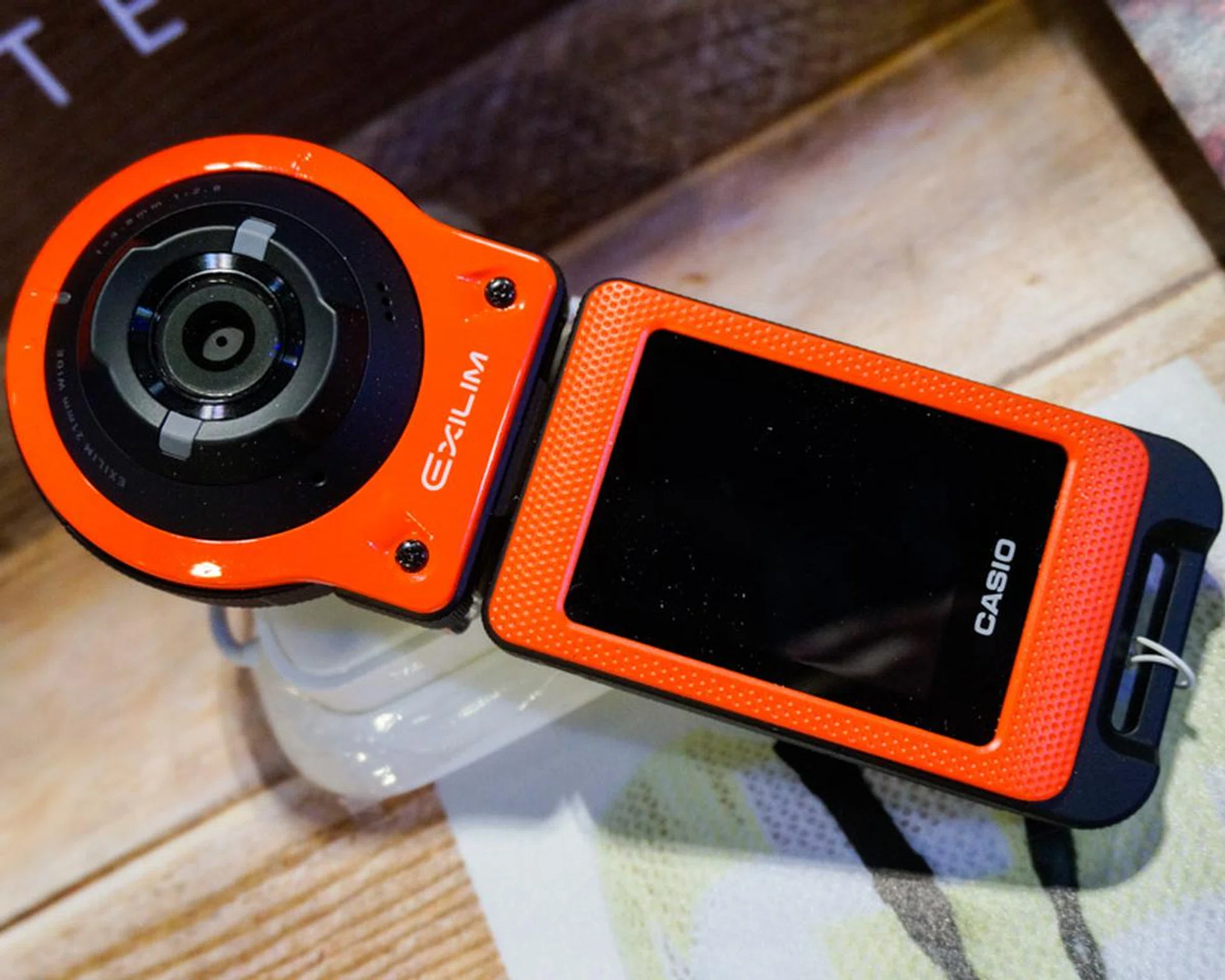Meanwhile, the Exilim EX-FR10 is going for a show early-bird special of $399 (usual price $699) while stocks last. This 14.0-Megapixel modular camera comes a 21mm wide-angle lens and Anti-shake for better handheld images. Get this camera at the show, and you’ll get a free 16GB MicroSD card and Advanced Selfie Kit thrown in.