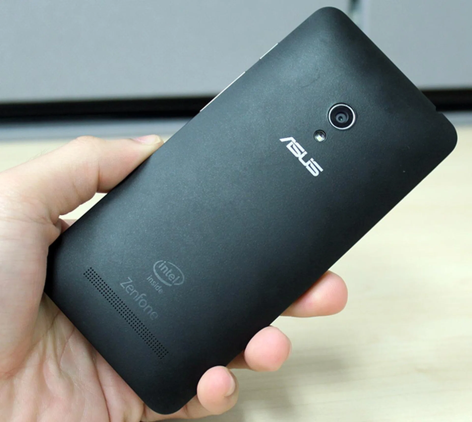 The rear of the ASUS ZenFone 5 has a soft touch texture that feels good. It also resists fingerprints and smudges.