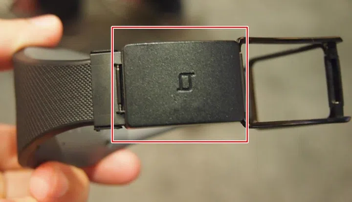 The battery of the Toq is located on the wrist strap instead of at the back of the watch so as to keep the overall design slim.