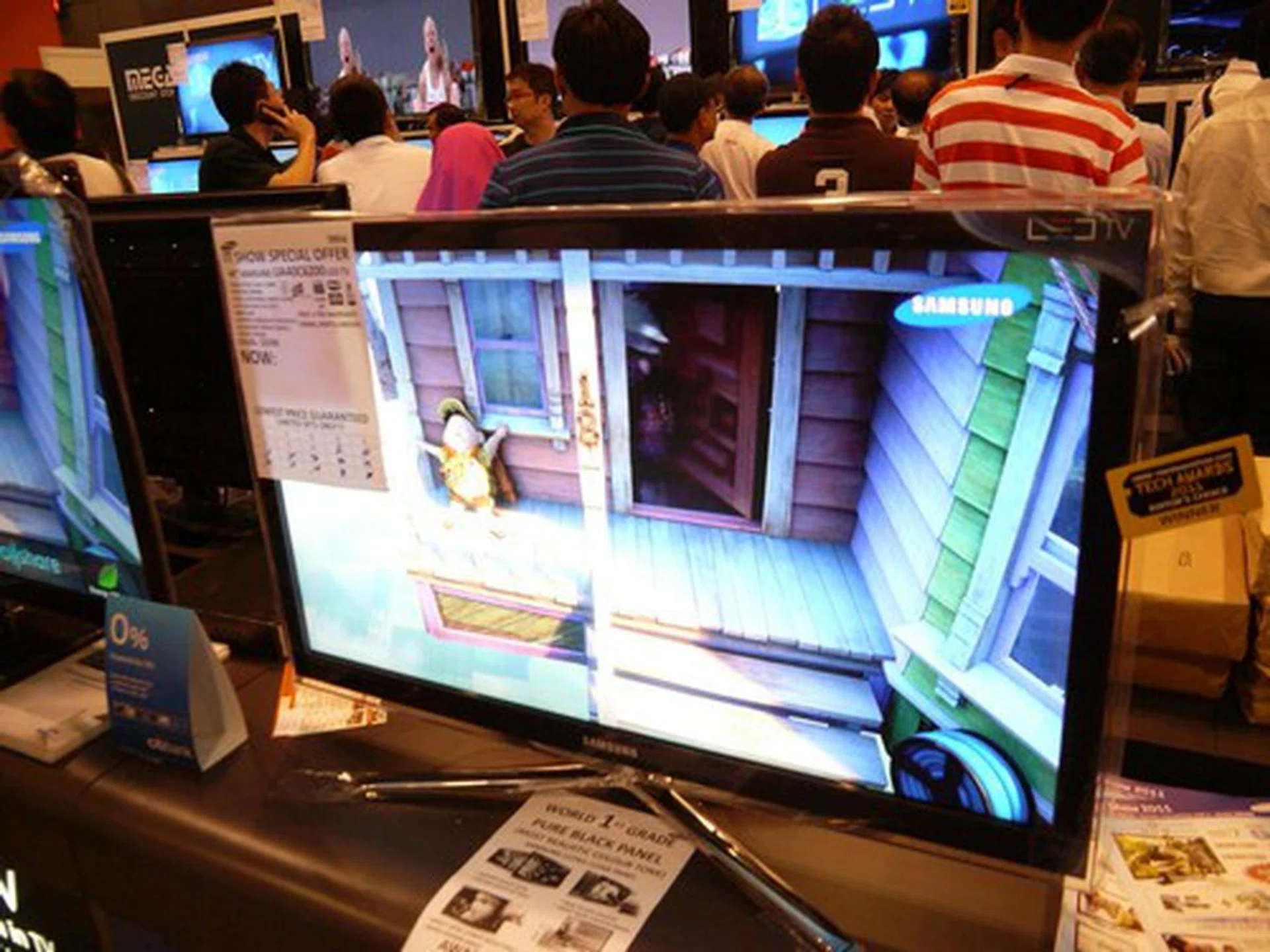 The Samsung Series 6 40" 6200 model is going for $1499, down from its usual price of $2599.