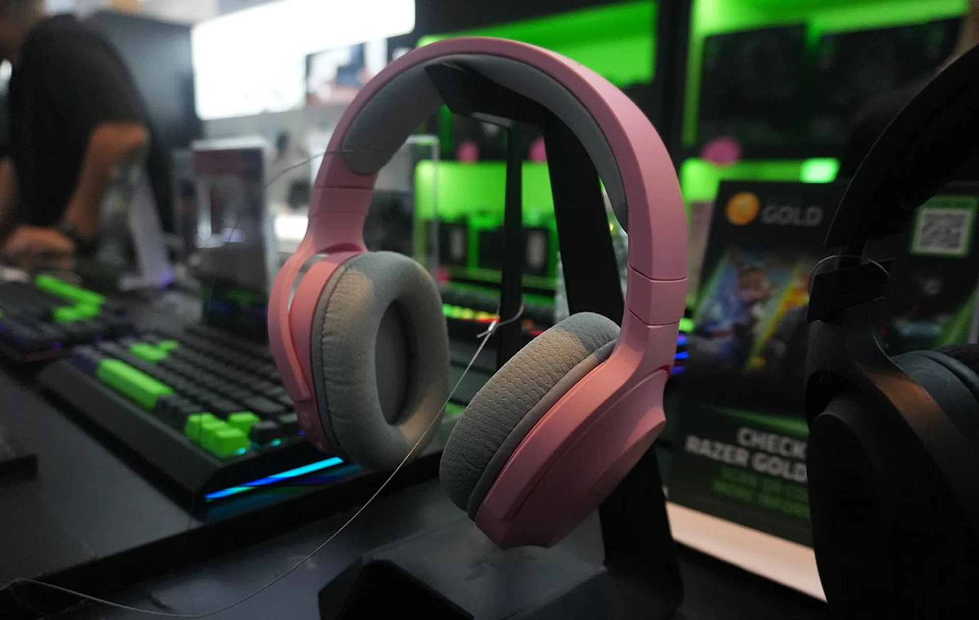 The headset comes in Black, White, and Pink. Photo: HWZ