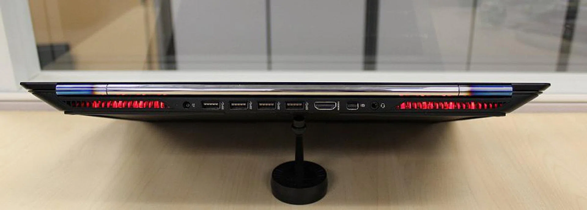 Other than the SD card slot that's on the right side of the machine, surprsingnly, all the other I/O connectivity such as the USB 3.0 ports, HDMI, mini-DisplayPort and the audio jacks are on the back of the machine.