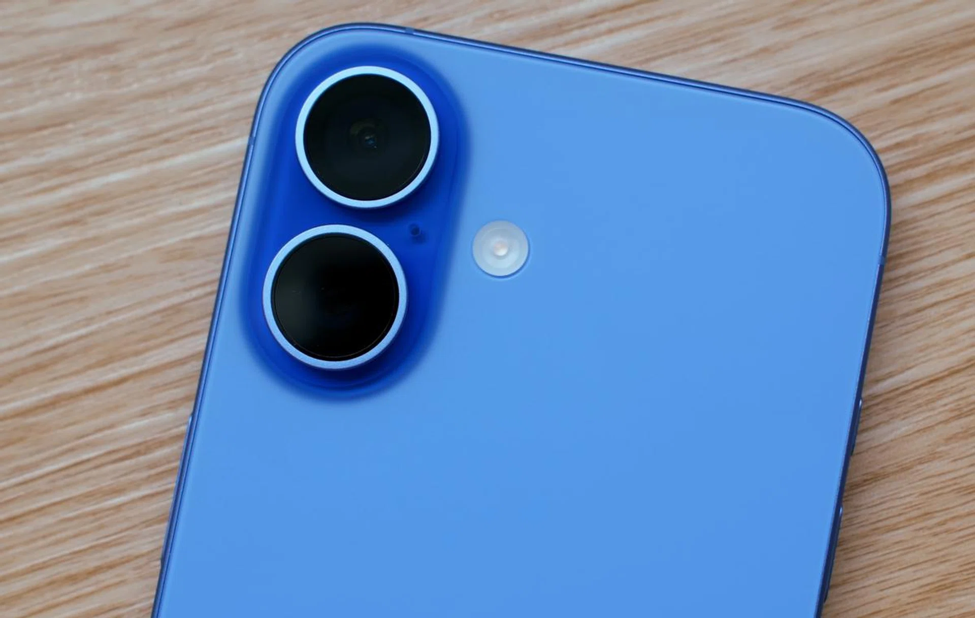 The two cameras are now stacked on top of each other so that it can take spatial photos and videos for the Vision Pro. Photo: HWZ