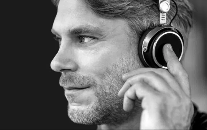 Touch controls on the left earcup allow you to take and make calls while giving you full control over playback.