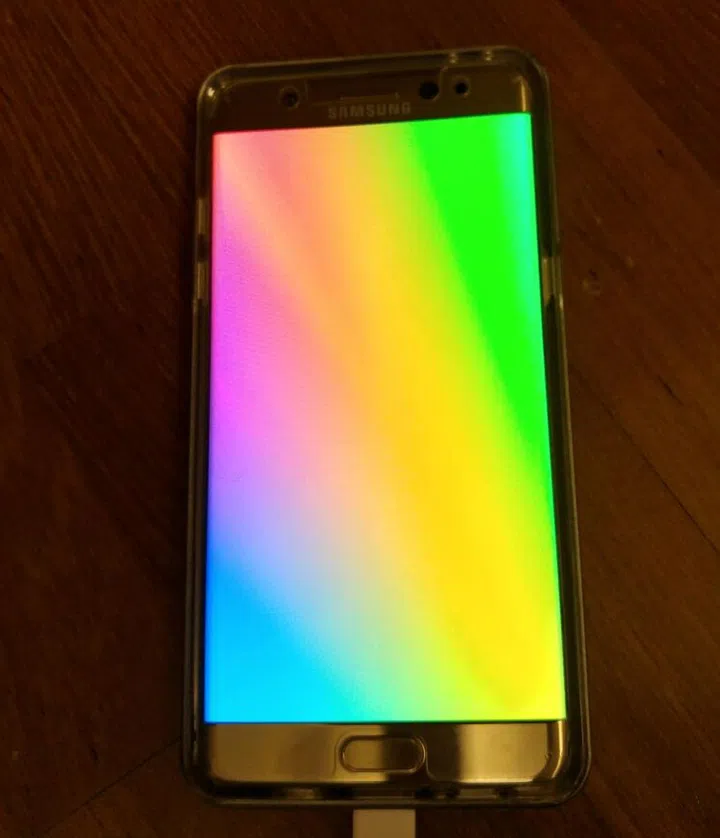itnote27 - After a software update last Thursday (Sept 22), senior marketing manager Vivien Ng's Note7 screen showed an array of rainbow colours. Also, the phone took more than six hours to fully charge.##########Nil##########VIVIEN NG
