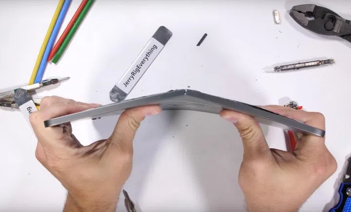 The new iPad Pro bends under slight pressure. <br> Screenshot taken from JerryRigEverything's iPad Pro Bend Test! (YouTube)