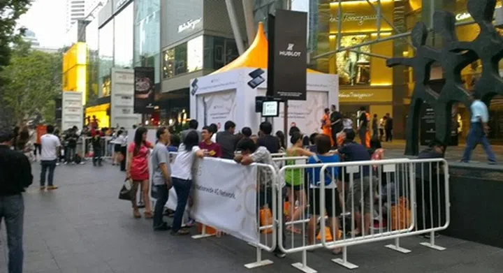 Although M1 did not hold a special launch event, we dropped by Paragon for a quick peep at its queues at about 7.10 am.