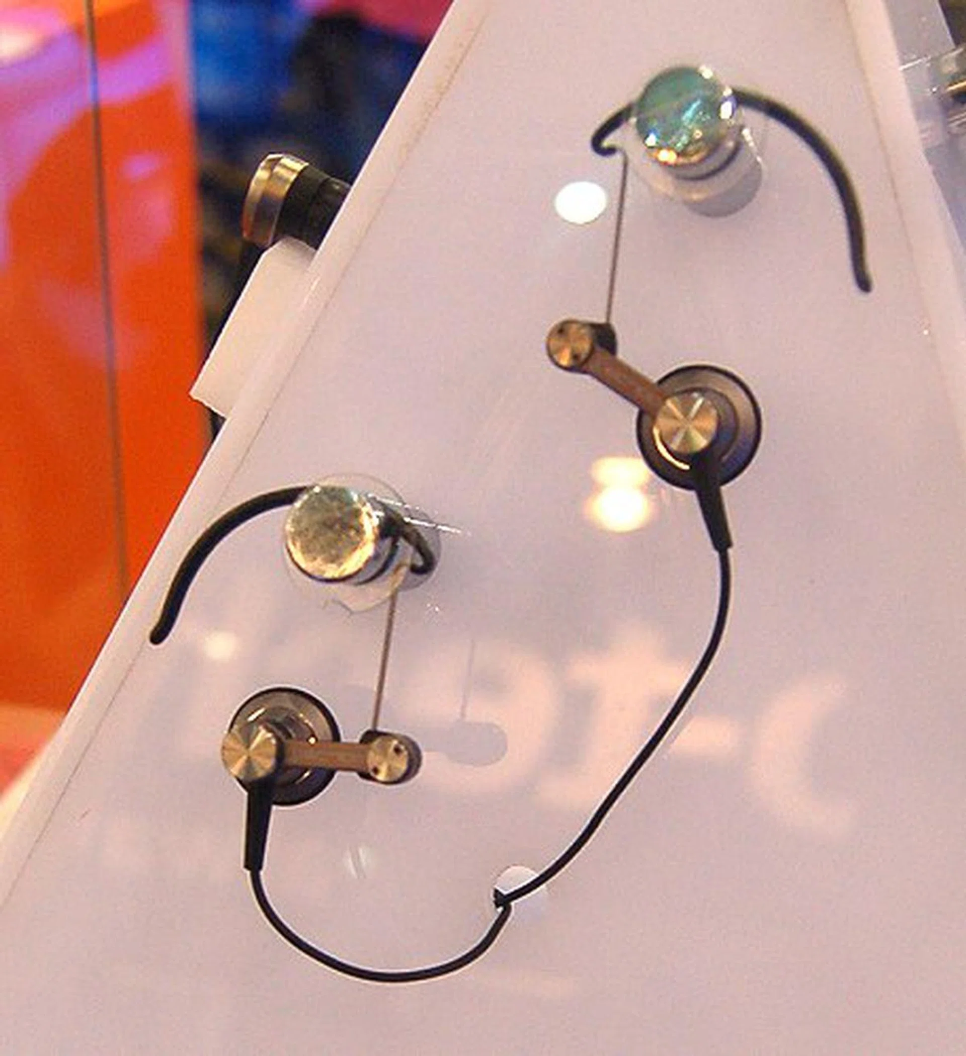 Walk over to the booth of Audio Technica for earphones/headphones that are purposefully designed to be out of this world. Shown above is the ATH-EC700 that's going for a special COMEX price of $175 (U.P $234).