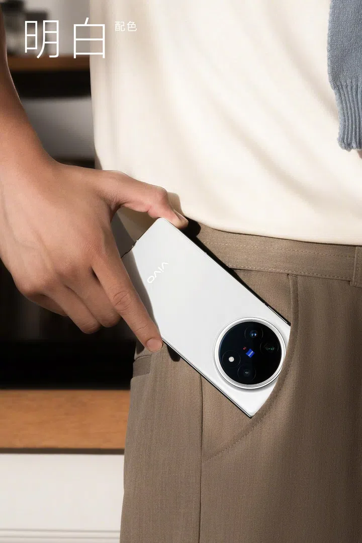 Vivo X Fold5 in White. Source: Vivo (Weibo).