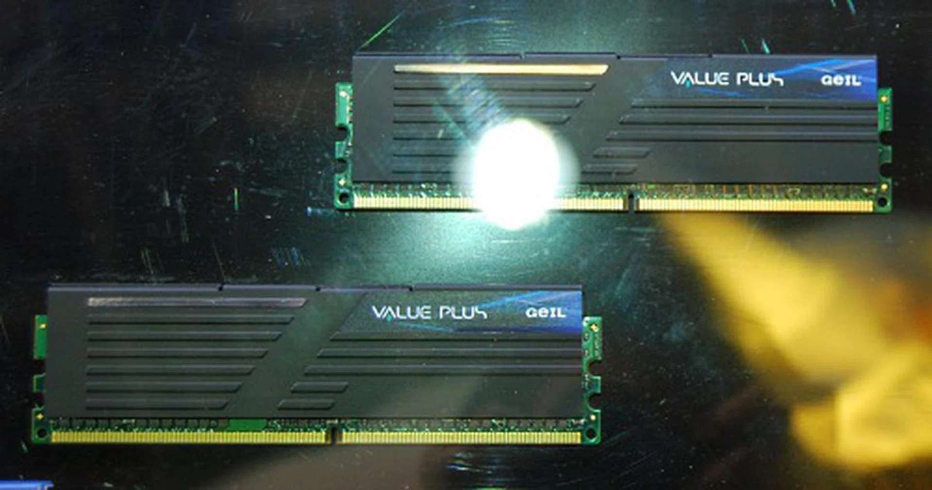 This is Geil's Value Plus series, which is focused on providing performance and stability with the best value. The design of the heatspreader is pretty standard and the DDR3 speed goes up to 1600MHz, with dual, triple and even hexa channel kits offered. 