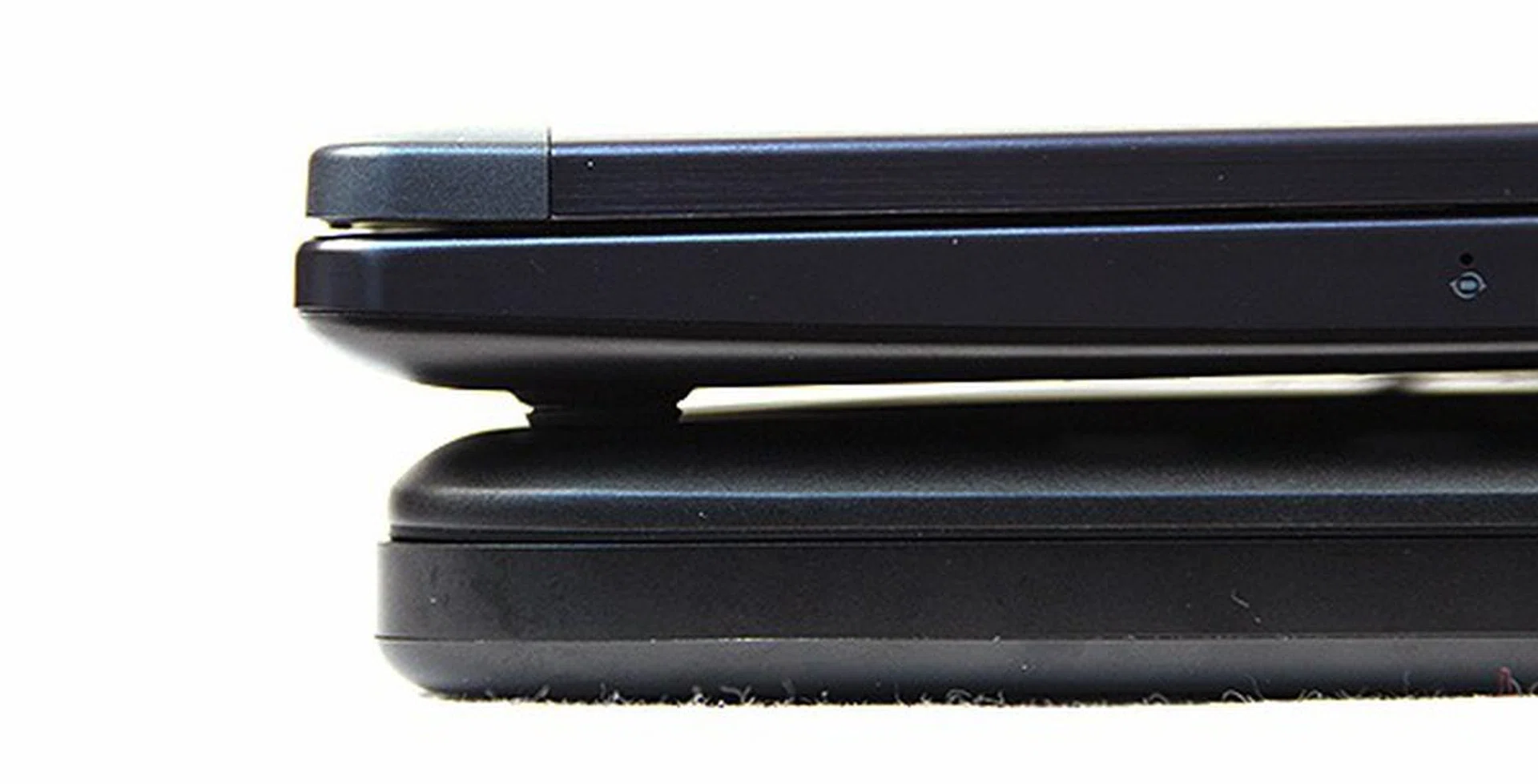 When it comes to thickness, the two are evenly matched. However, the MSI notebook is noticeably lighter.