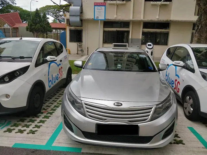 Haven't heard of any EV taxis other than HDT, so this taxi does not belong here. (Photo credit: BlueSG Users Group)