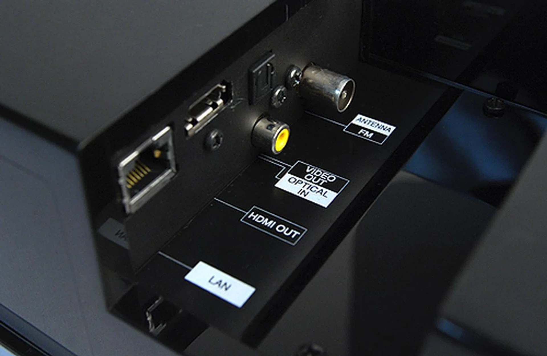 A look at the various input and output ports for the LG HLX55W. Really, it could have done with more input ports such as RCA so that it can be hooked up with more equipment.