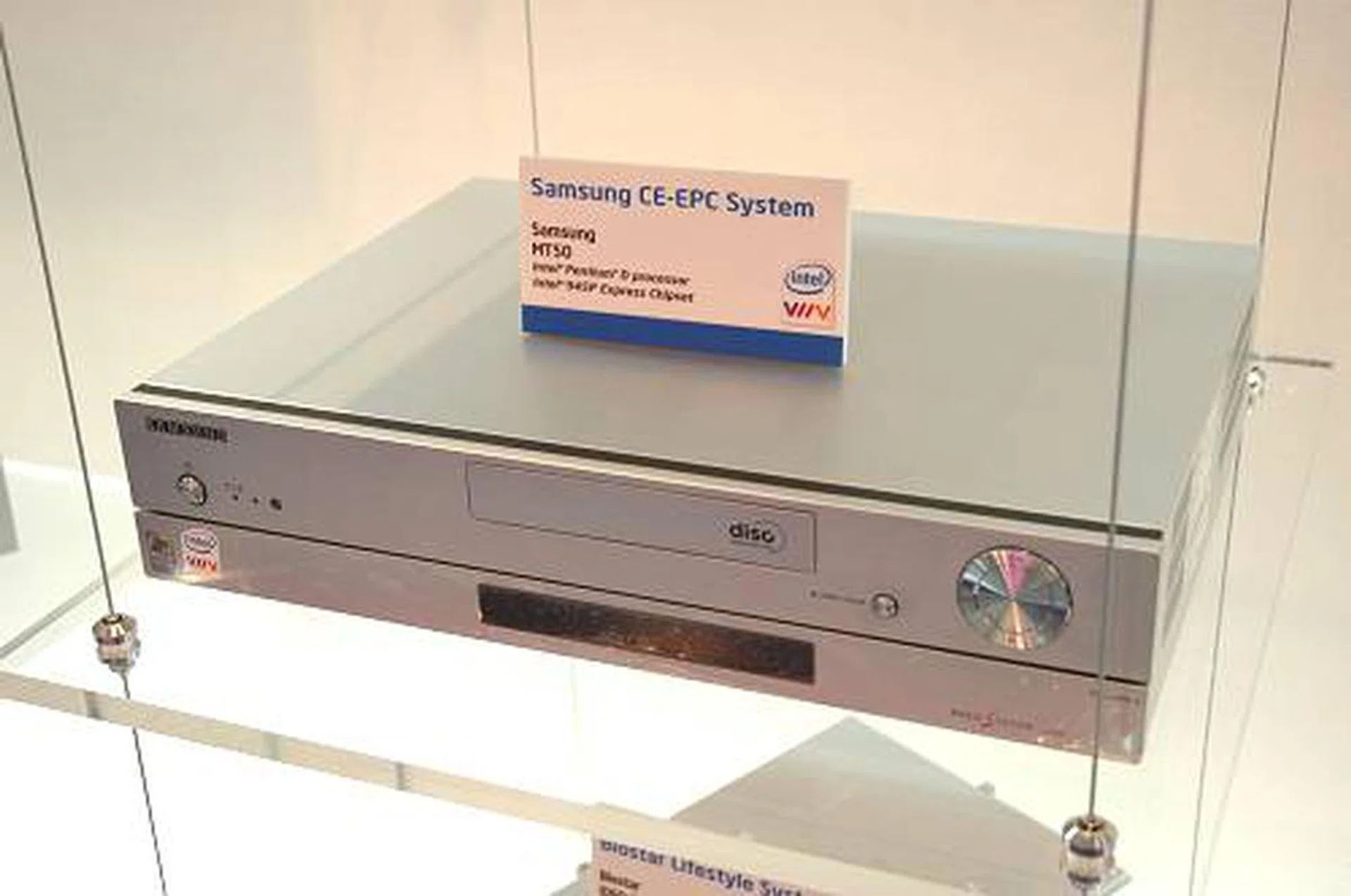 Samsung MT50 CE entertainment system powered by a Pentium D processor on an Intel 945P chipset. Viiv ready of course.