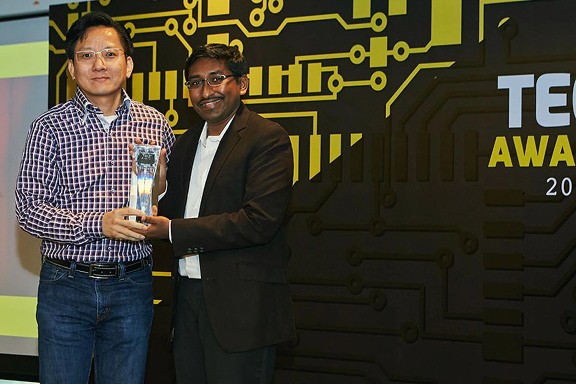The LG G Watch R wins the Editor's Choice for Best Smartwatch. The EC970T, a 4K TV using OLED technology, also lands LG an Innovation award. Here's Mr. David Yeo, Sales Director for LG Electronics, accepting the trophy.