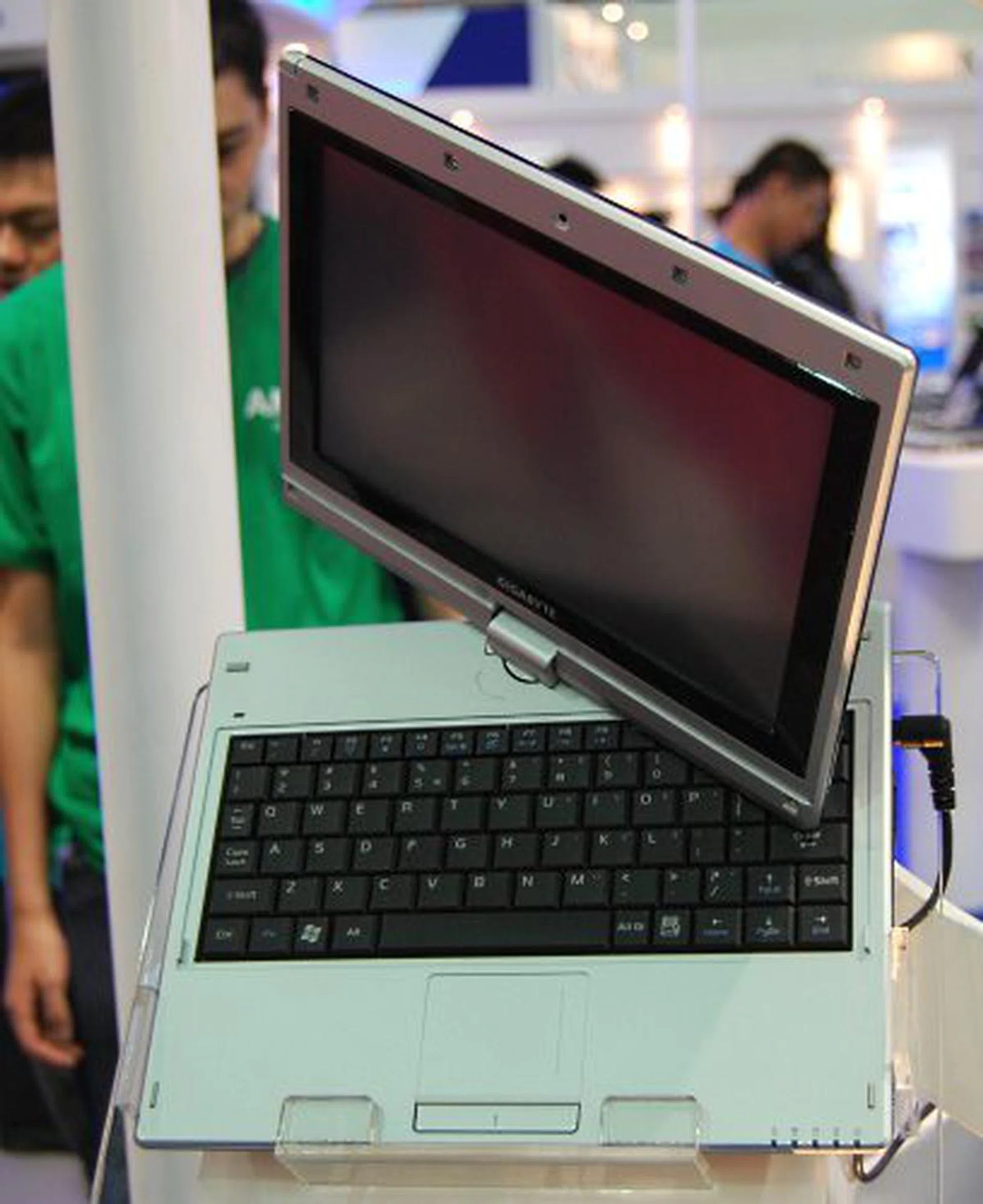  Weighing up to 1.2kg and with a 8.9-inch adjustable touchscreen, the M912 can run on both Windows XP or Linux. It has up to 1GB of DDR2-667 RAM with integrated Bluetooth 2.0 and wireless 802.11b/g via mini-card.  