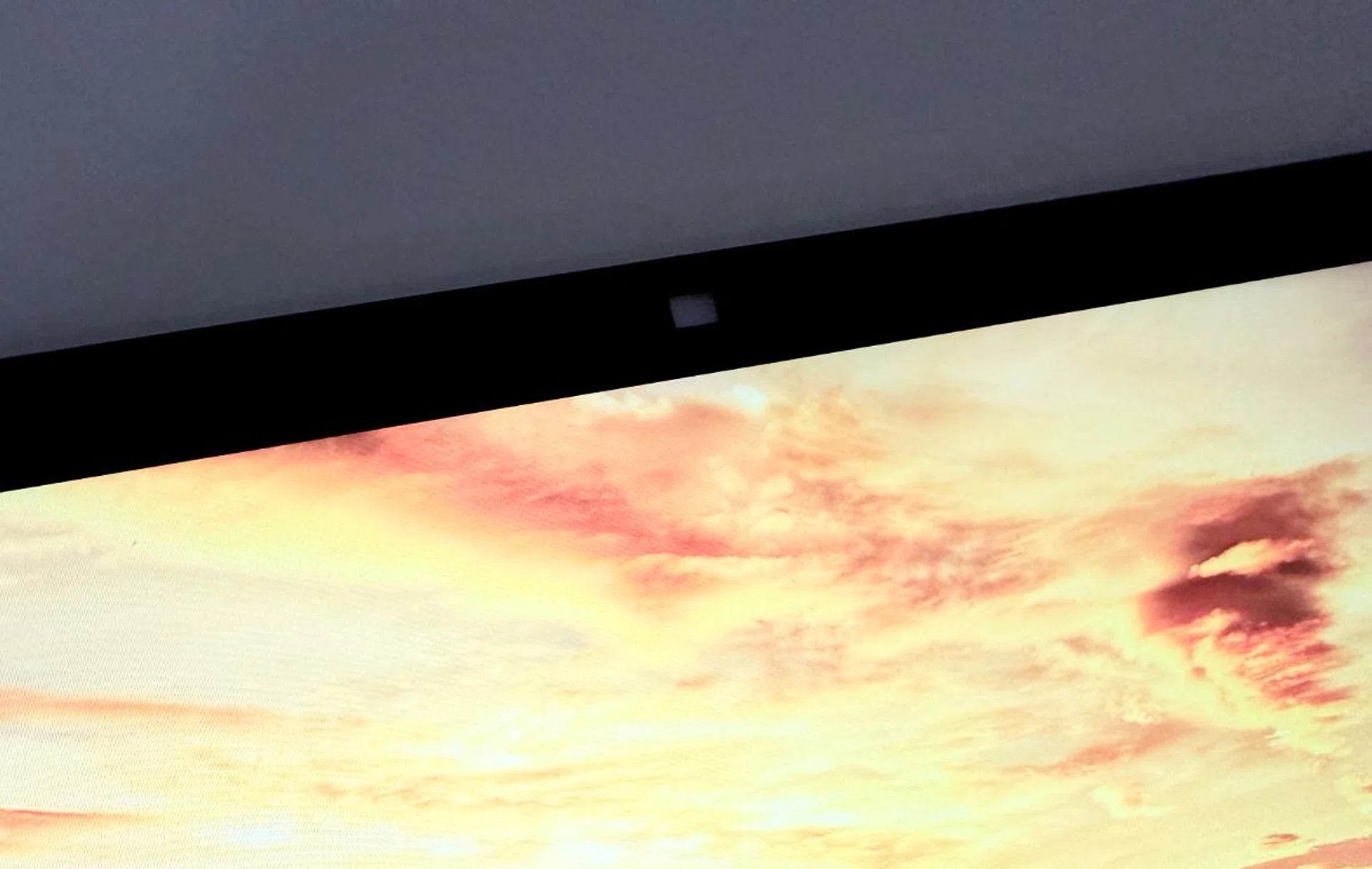 The camera sits on the top of the lid and has a physical cover. Photo: HWZ.