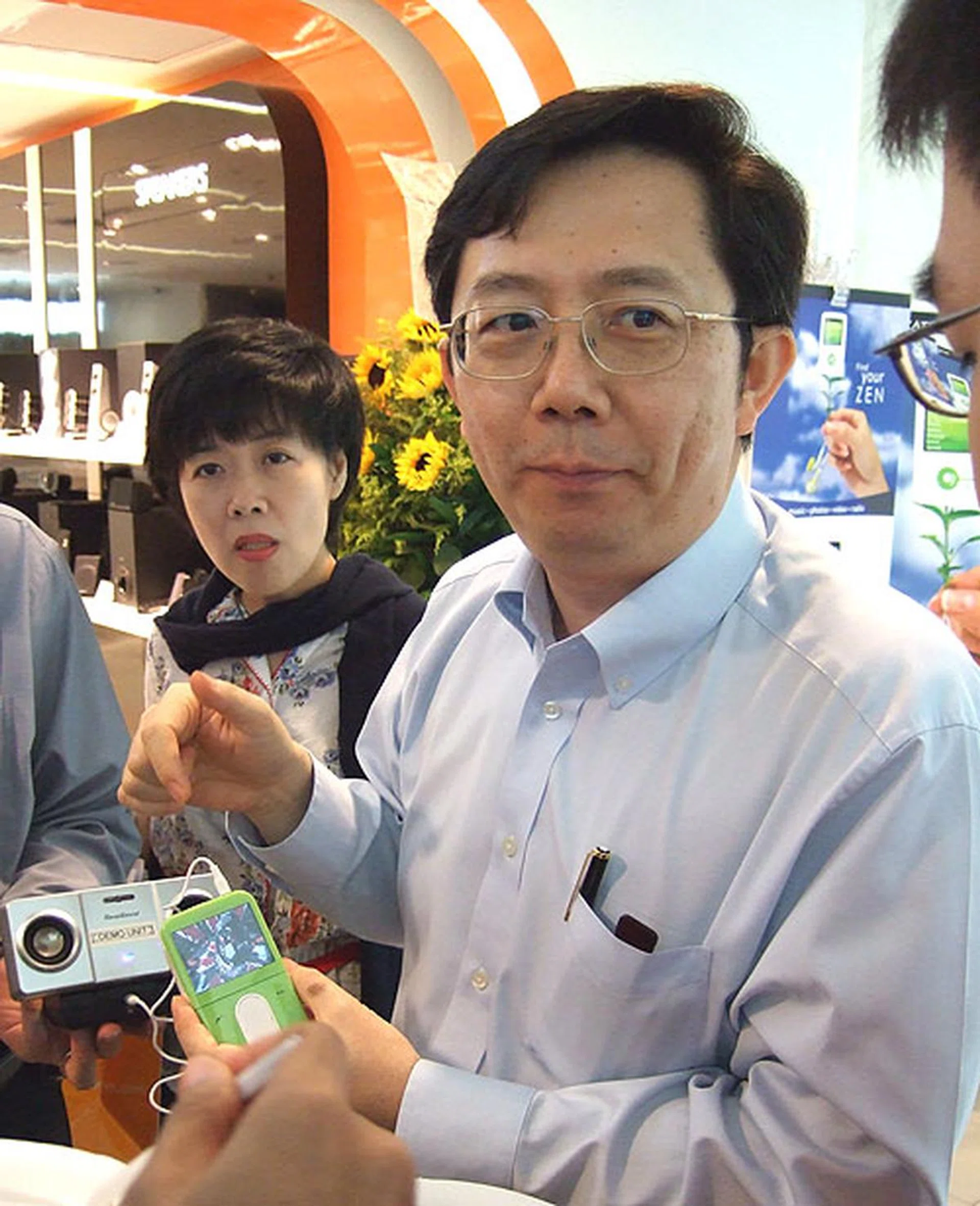 Mr Sim Wong Hoo, CEO of Creative, oversaw the launch of the ZEN V at Plaza Singapura.