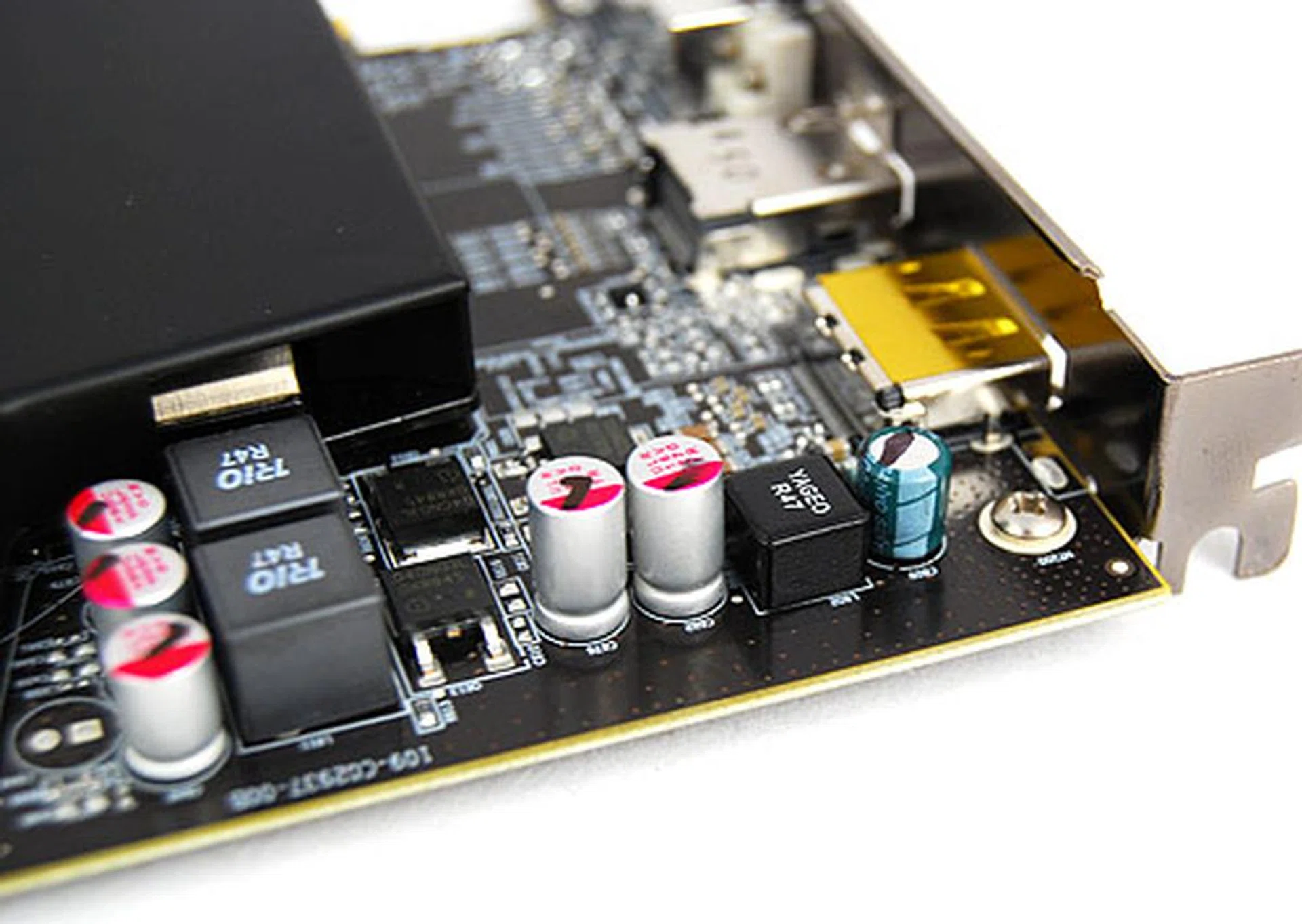 Eagle-eyed readers might have noticed that our card doesn't come with CrossFireX connector. We've been told by ATI that while CrossFireX is supported by the new Radeon HD 5670, the choice to implement them is ultimately up to vendors. Obviously, one can expect cards without CrossFireX capability to cost less.