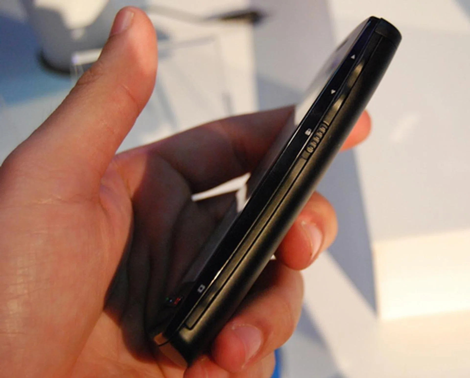 We felt that the in-built loudspeaker unit of the Nokia 600 may have contributed to the 13mm thickness of the device.