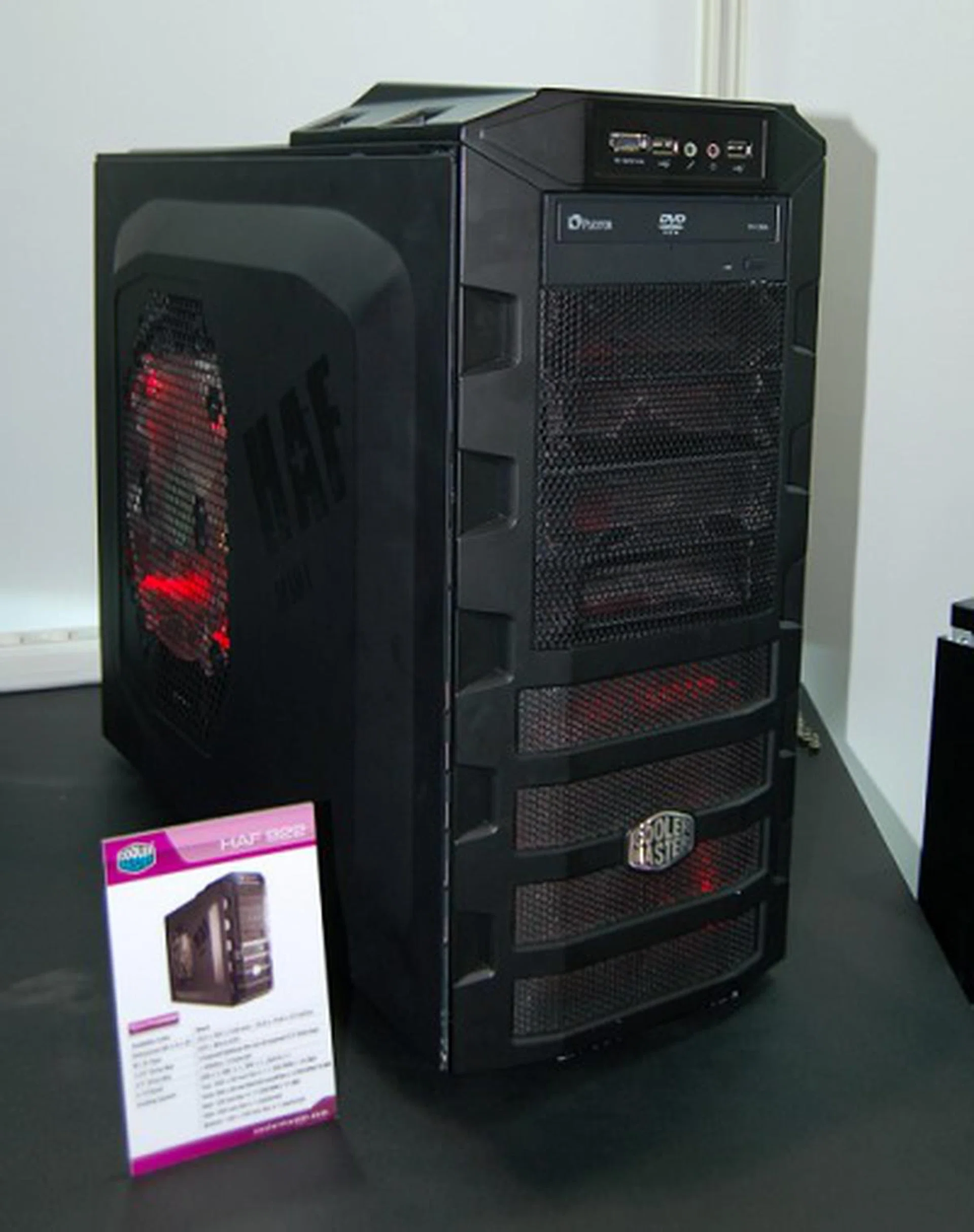  Costing some US$50 less than its bigger HAF 932 brother, this is the new smaller HAF 922 medium tower HAF 922 casing which is set to steal the limelight. It can take in the same number of 5.25-inch and 3.5-inch devices as the Gladiator 600 casing above. Dimensions are at 255 x 502 x 558mm and it has most of the features of the HAF 932. Cooling is taken care by a 200mm fan on the top and front while a 120mm fan sits at the rear.  