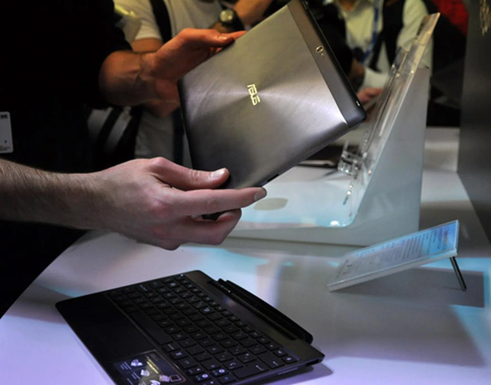 The tablet is extremely slim at 8.5mm thick (as you can see from above). The device sports a metallic spun concentric circle finish, a design philosophy adopted by ASUS. While the docking station adds extra weight to the device, it also increases the tablet's battery life.
