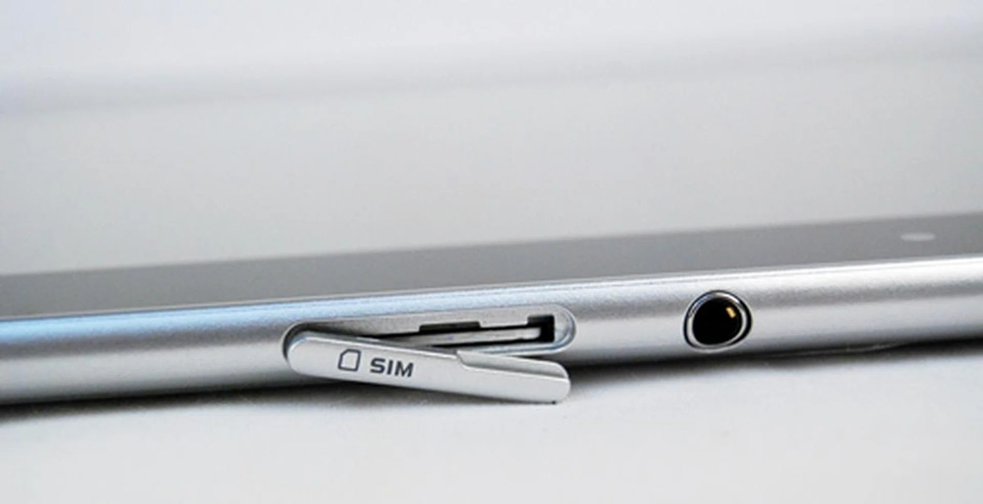 The review unit we had is a 3G version, hence it comes with a SIM card slot. Inserting or removing the SIM card proved to be difficult though we don't expect that situation to take place often.