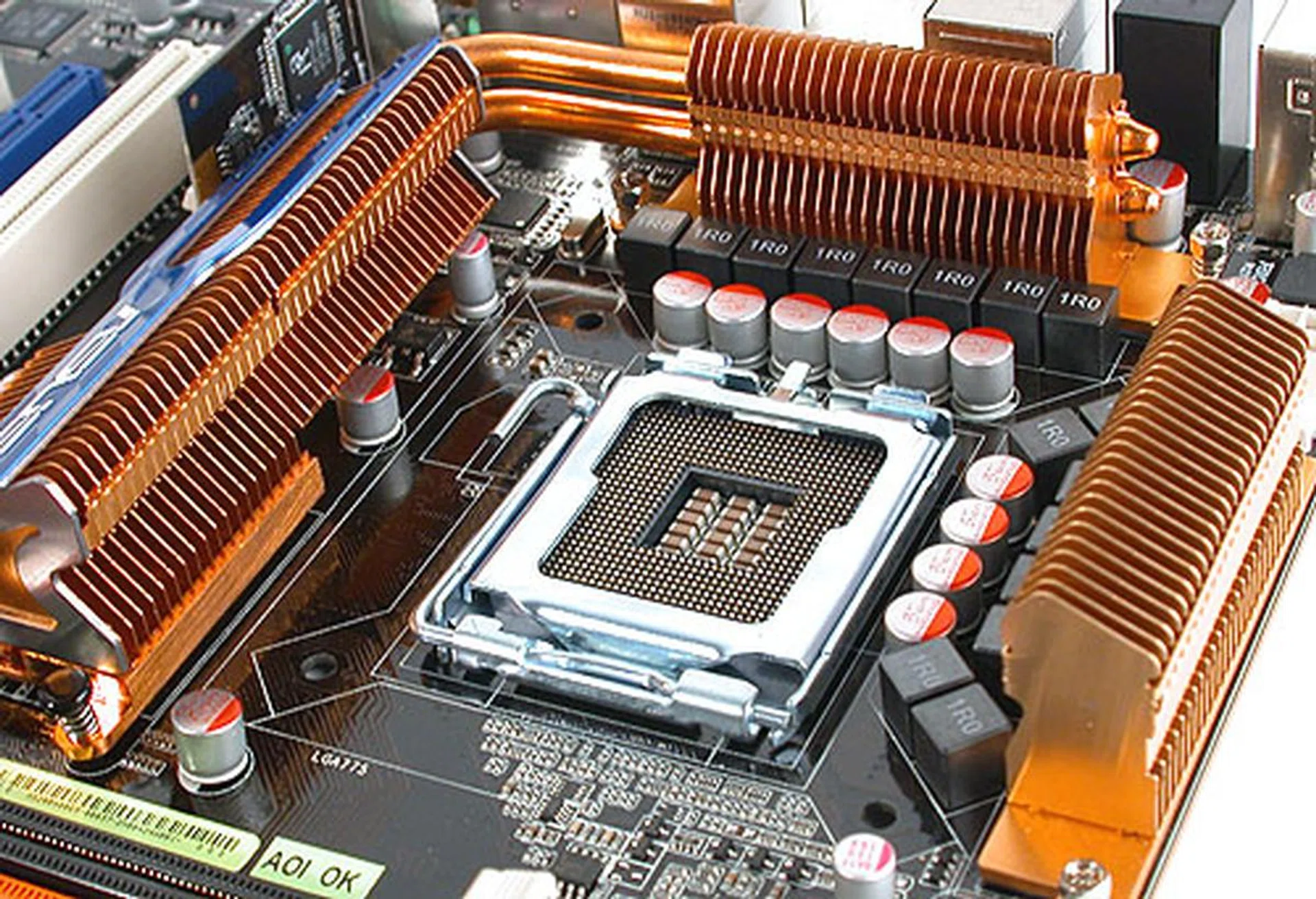 Compared to other ASUS boards, this P45 variant appears to have a 16-phase power supply for the processor. The X38-based ASUS P5E3 Deluxe for instance only has eight.
