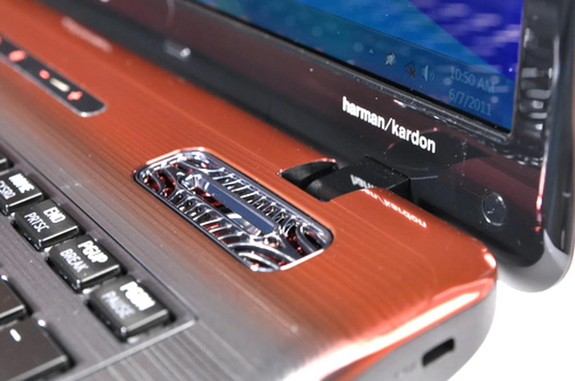 The Harman/Kardon speakers are crisp clear and loud, and is a showcase for Toshiba’s love for metallic plastic.
