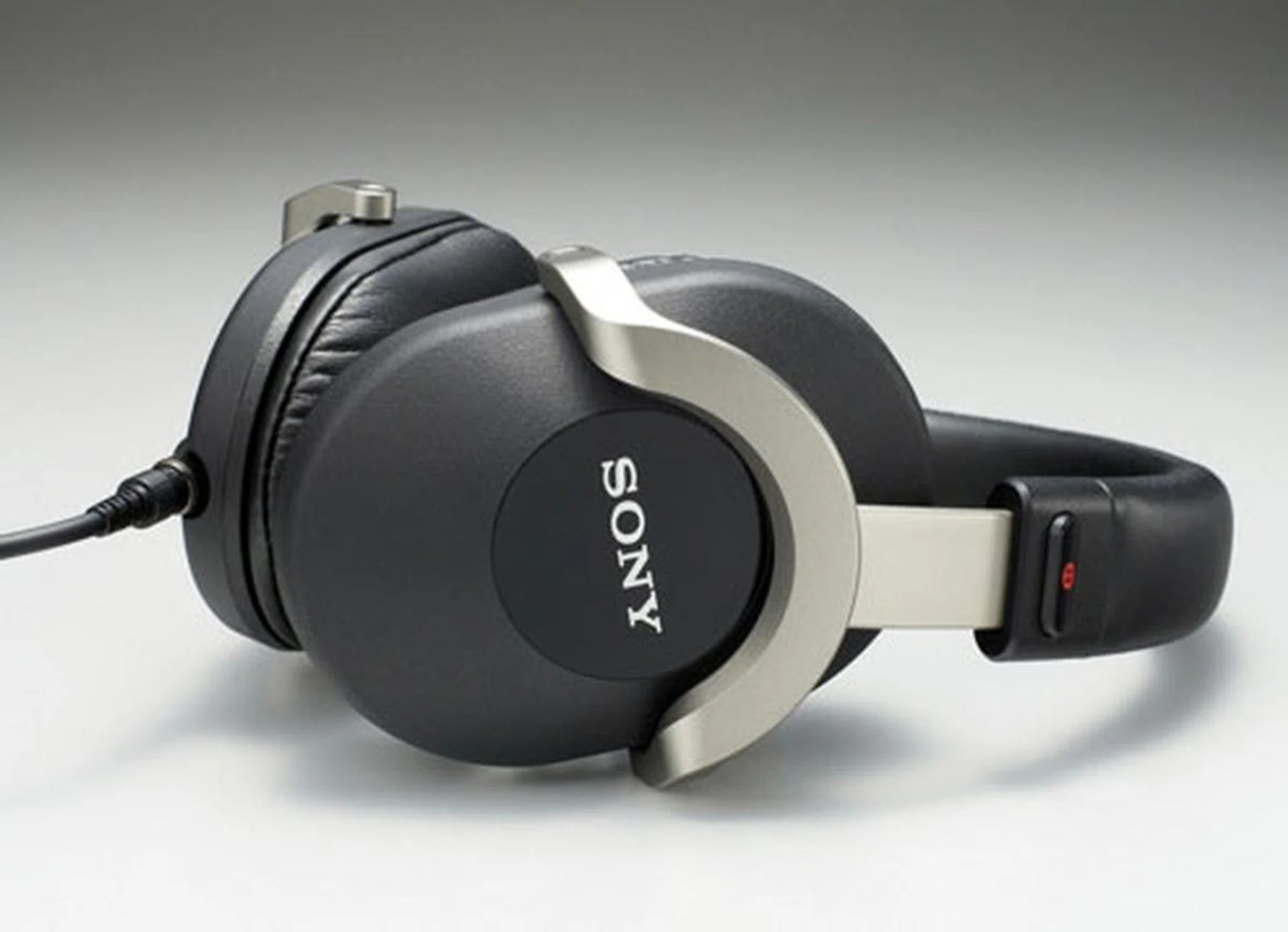 Sony MDR-Z1000 - Sony's recent resurgence in the professional monitoring arena wasn't for naught given the Z1000's exemplary performance and comfortable housing. 