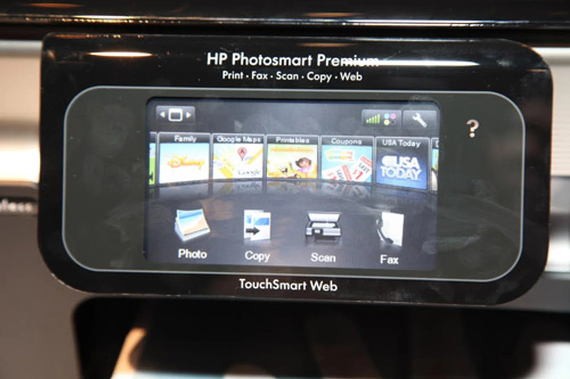 The TouchSmart panel lets users select the application they want to run and content they want to print in an intuitive manner.