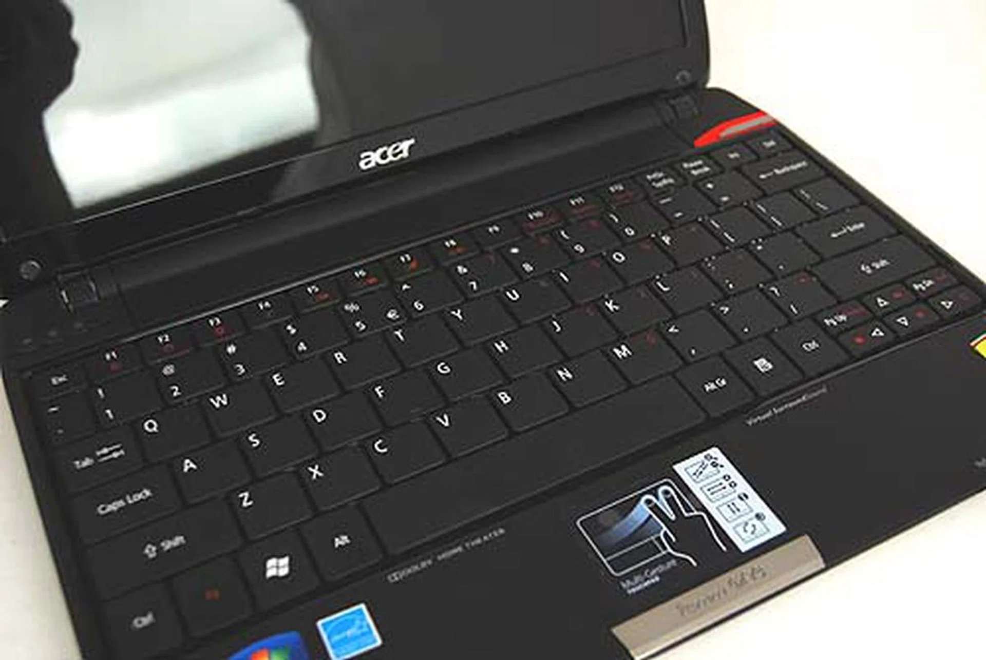 The chiclet style keyboard wins kudos from us for its generous space and gorgeous look and feel. There however exists a very noticeable flex when typing that you might want to watch out for.