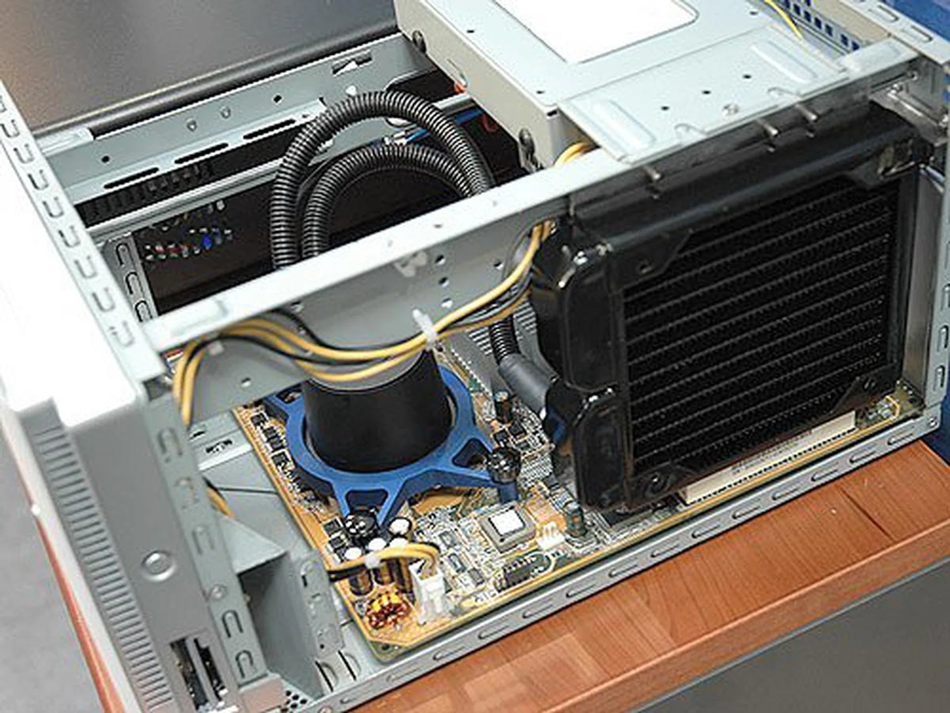 asetek showcased their new WaterChill Micro cooling solution which comes with a built-in water tank and pump on the cooling block. A viable solution for small form factor PCs.