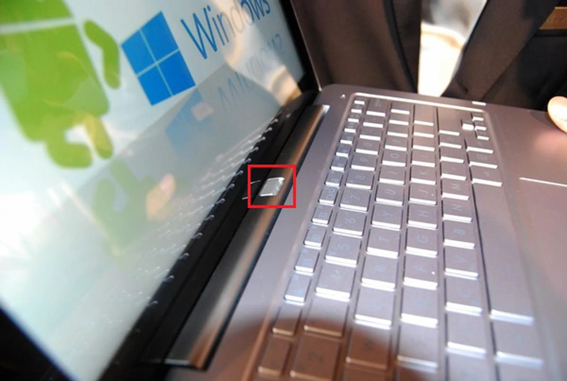The release button needed to be pressed before the tablet screen can be pulled off gently to operate as an Android tablet.