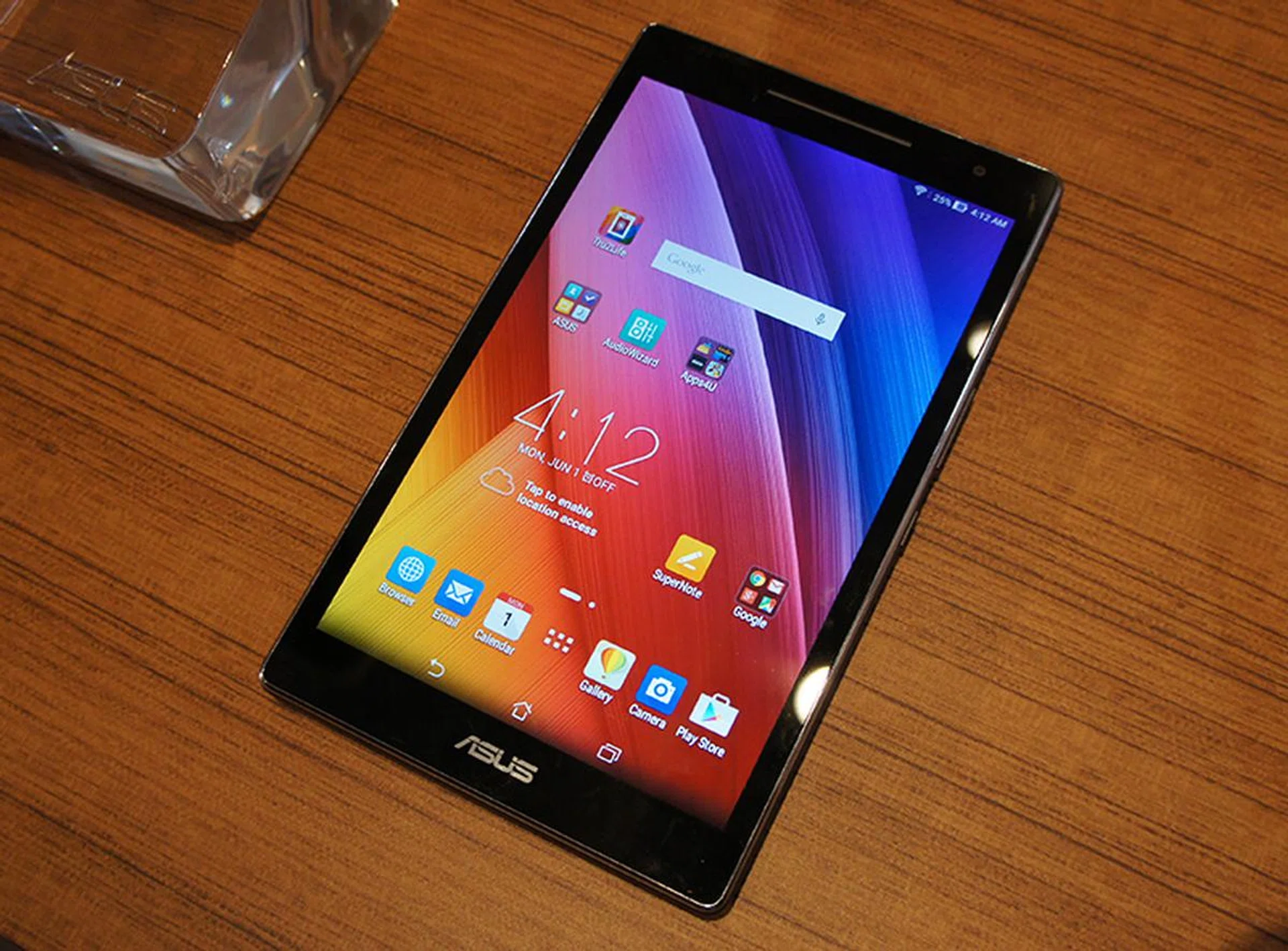 The ZenPad 8.0 features a highly customizable design with interchangeable back covers which are available in different colors and can even add functions.