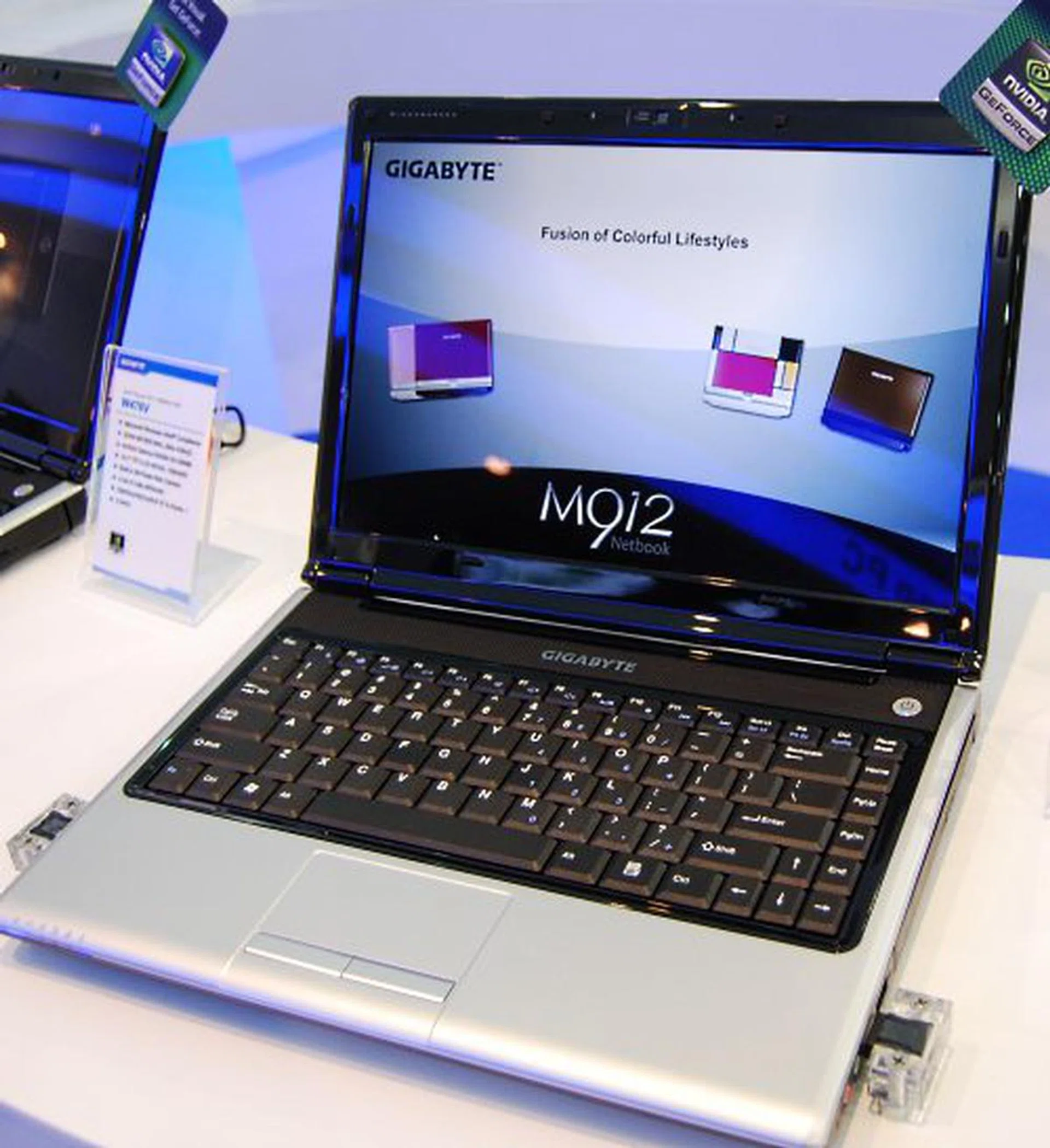  Despite what its wallpaper says, this is a notebook, the new Gigabyte W476V to be precise, which uses a 45nm Intel processor and an NVIDIA 9300M GS GPU with 256MB of video memory. With a 14.1-inch screen and weighing up to 2.34kg, this looks to be suitable for average users looking to mix work and entertainment on a notebook.  