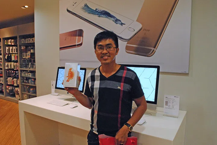 Mr Nguyen Truong Son was the first person to get the iPhone 6s from Epicenter's ION Orchard outlet.