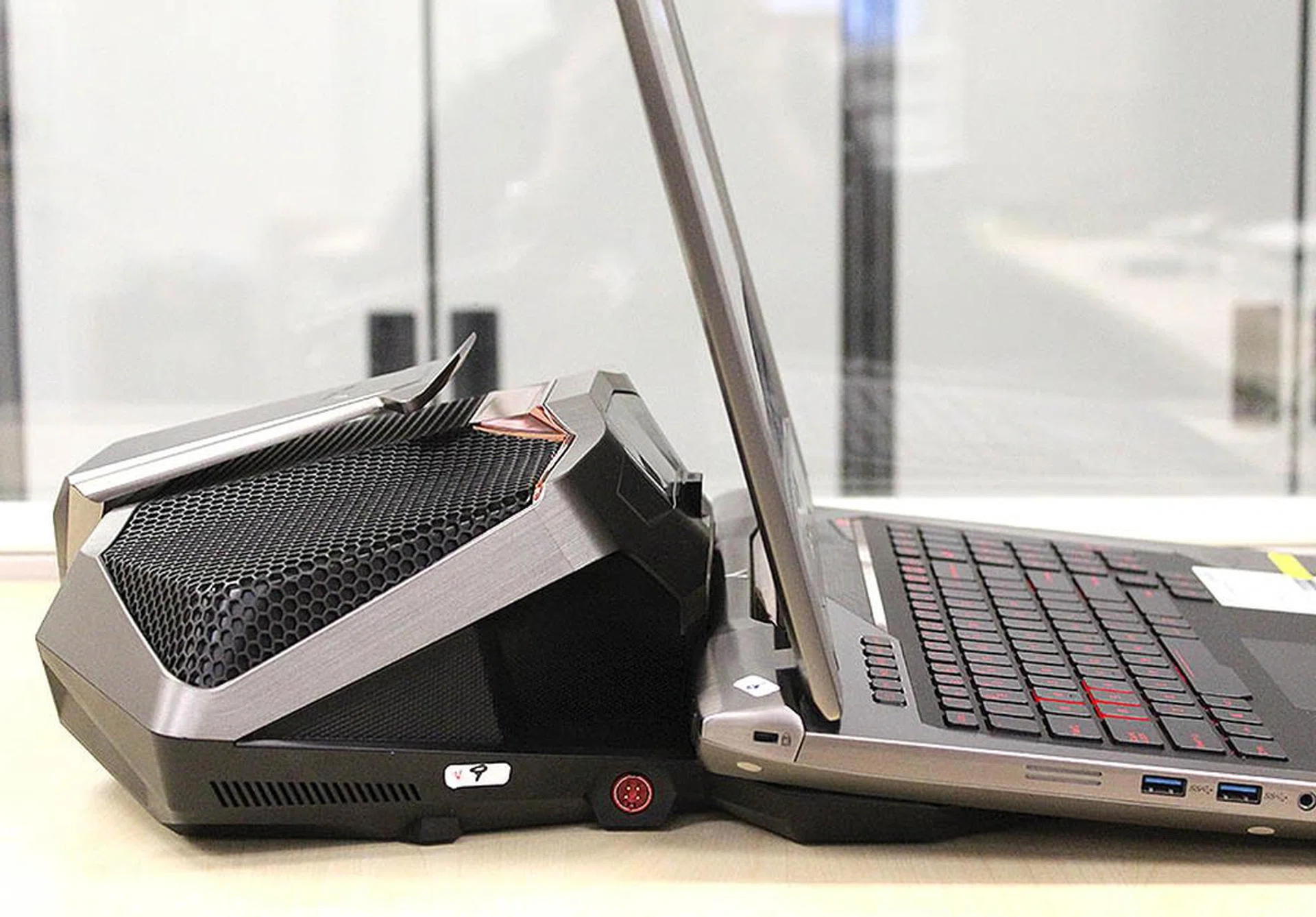 ASUS GX700 dock