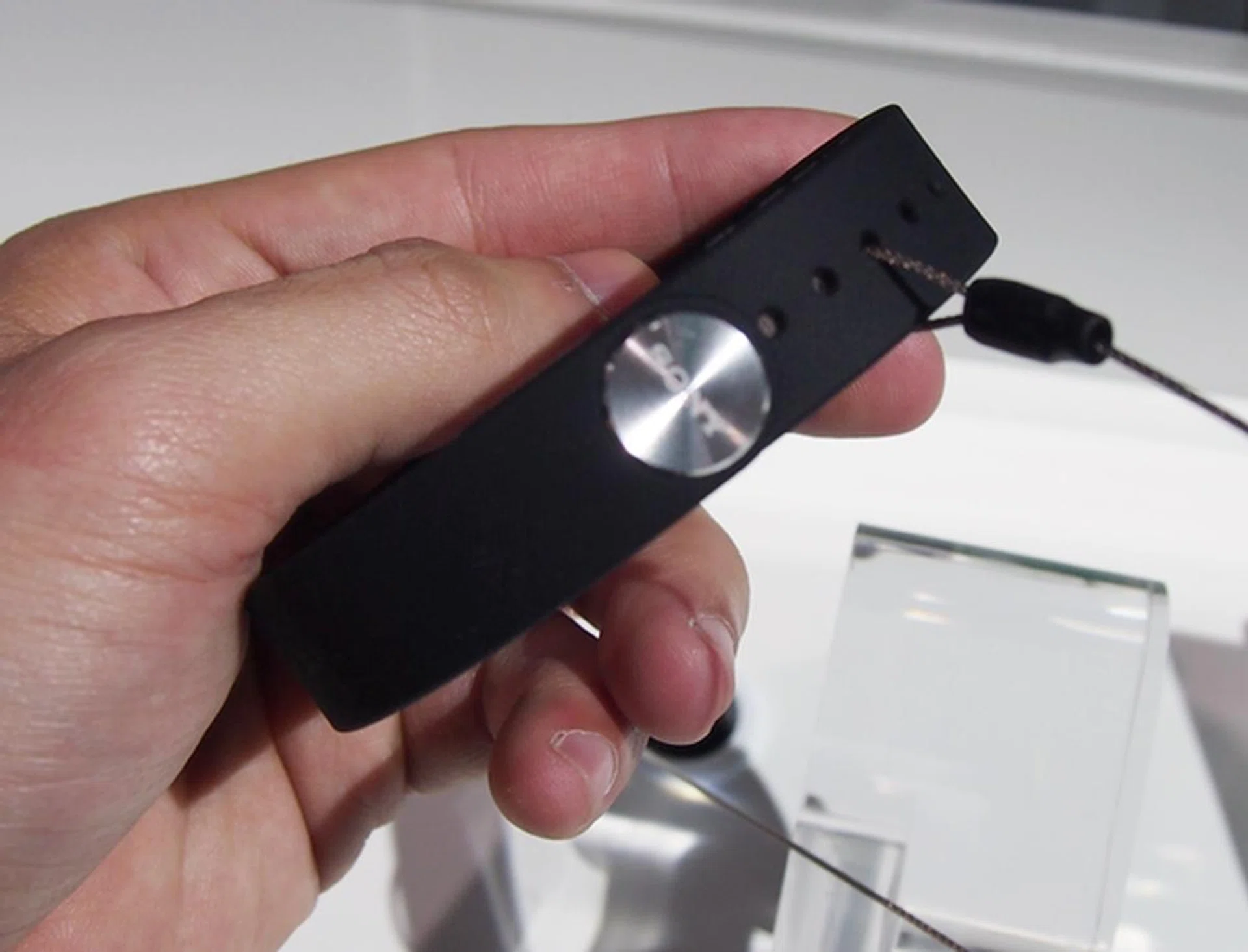 The wrist band has an iconic Sony fastening button which resembles the power button on Xperia devices.