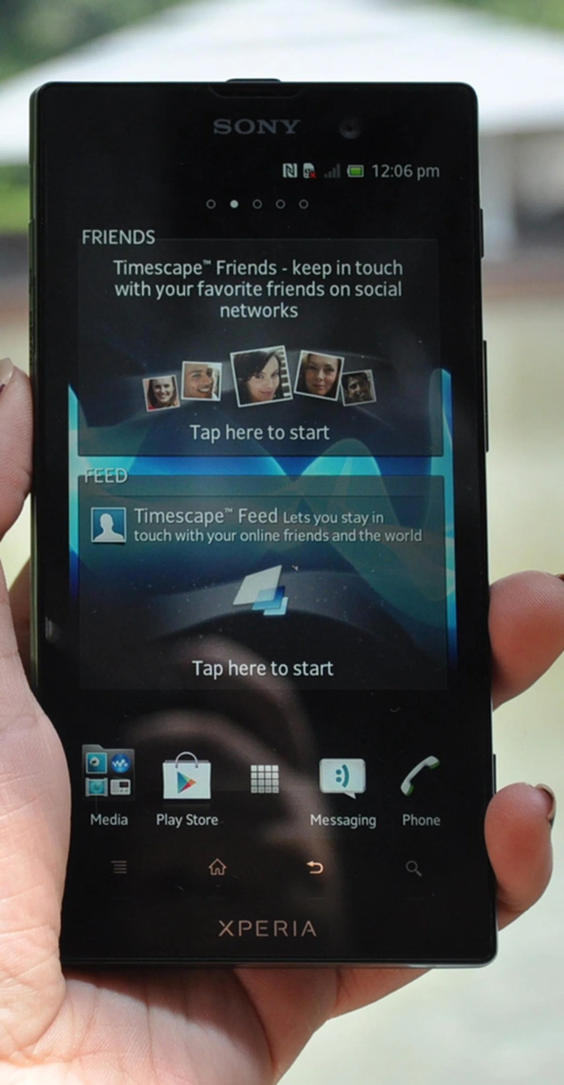 The Xperia Ion features a 4.55-inch screen with its Mobile Bravia Engine technology which comes with 1280 x 720p resolution. Most of the recent flagship phones like Samsung Galaxy S III and HTC One X also sport similar screen specifications.