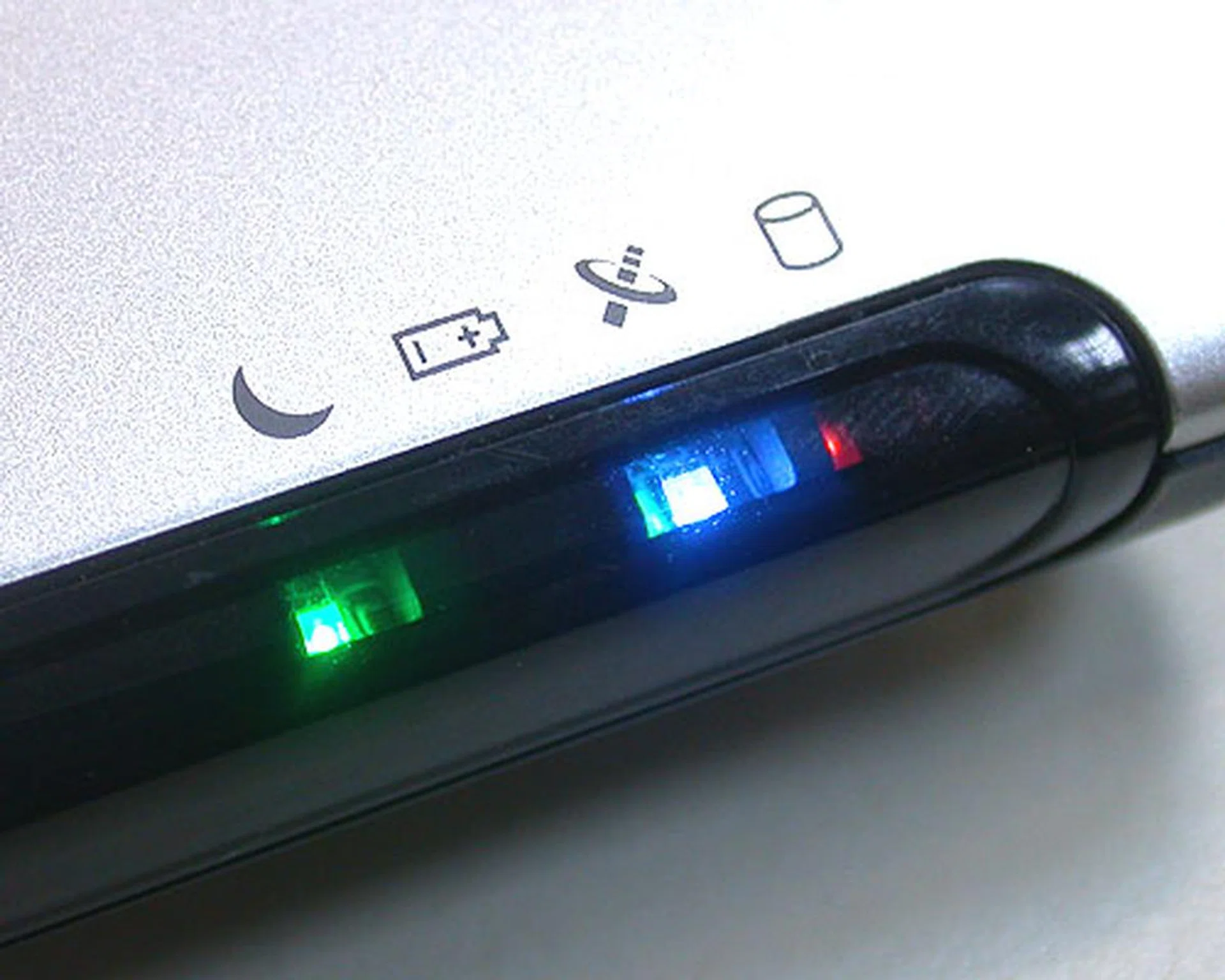 The status LEDs on the PR200 include the usual hard drive disk activity LED, the battery, wireless and notebook hibernate status indicators. 