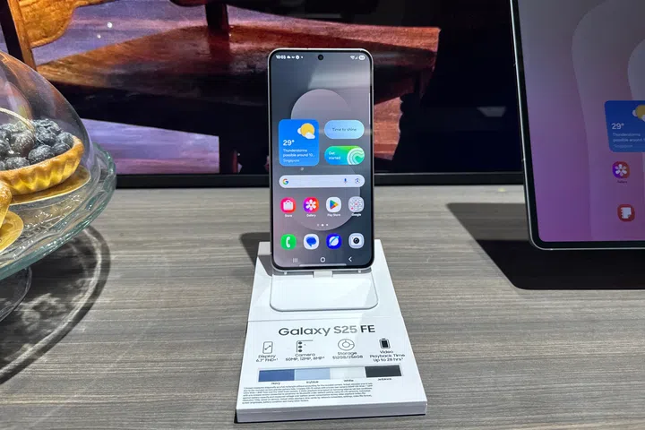 Samsung Galaxy S25 FE, front.