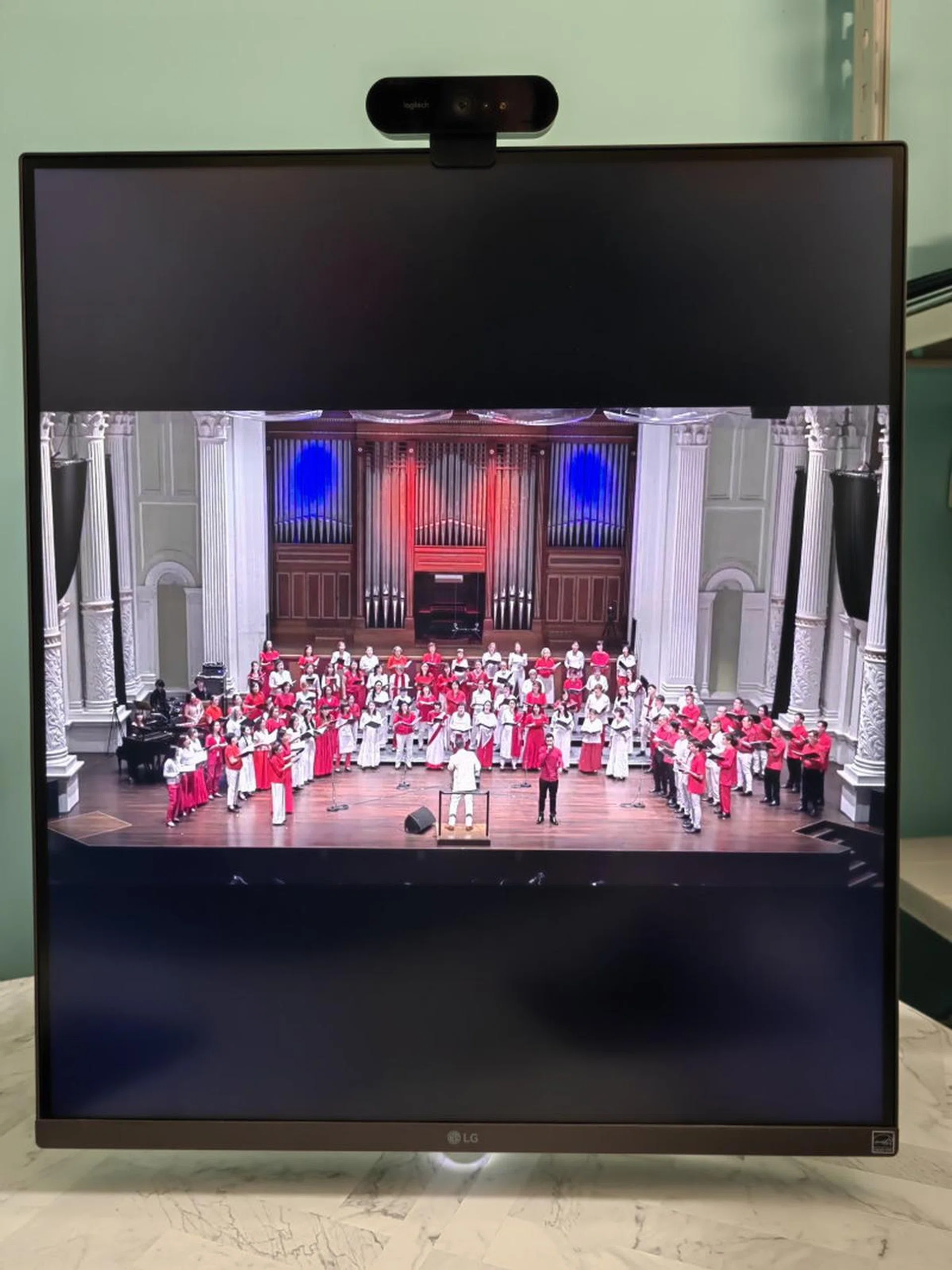 Set it close to the desk and all your viewing problems are gone. The only flaw would be watching video content in full-screen.