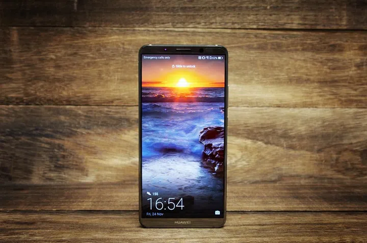 The Huawei Mate 10 Pro sports a 6.0-inch AMOLED display.