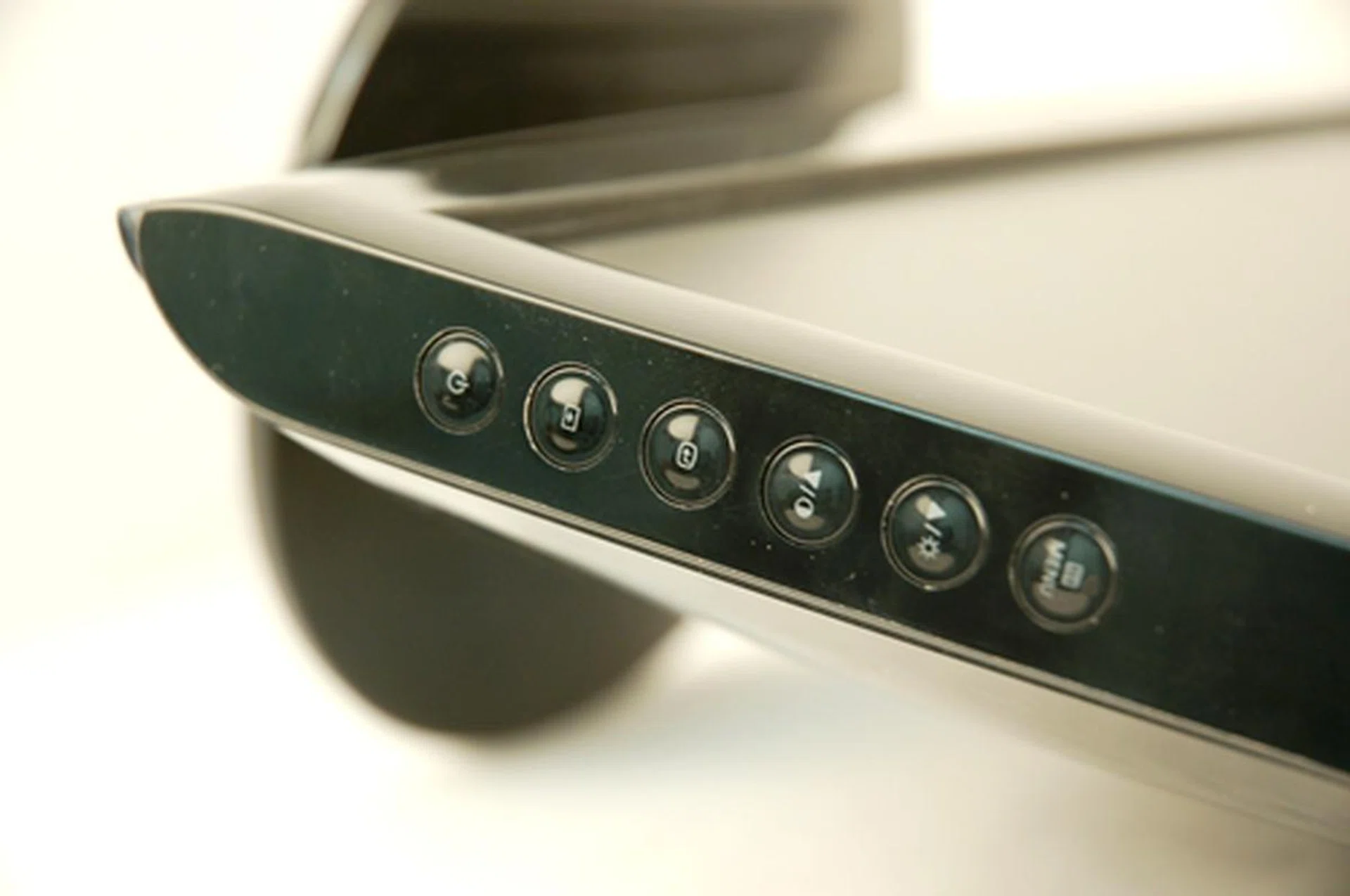 The controls are not visible from the front. The power-on button is sadly, not distinguishable from the rest either.