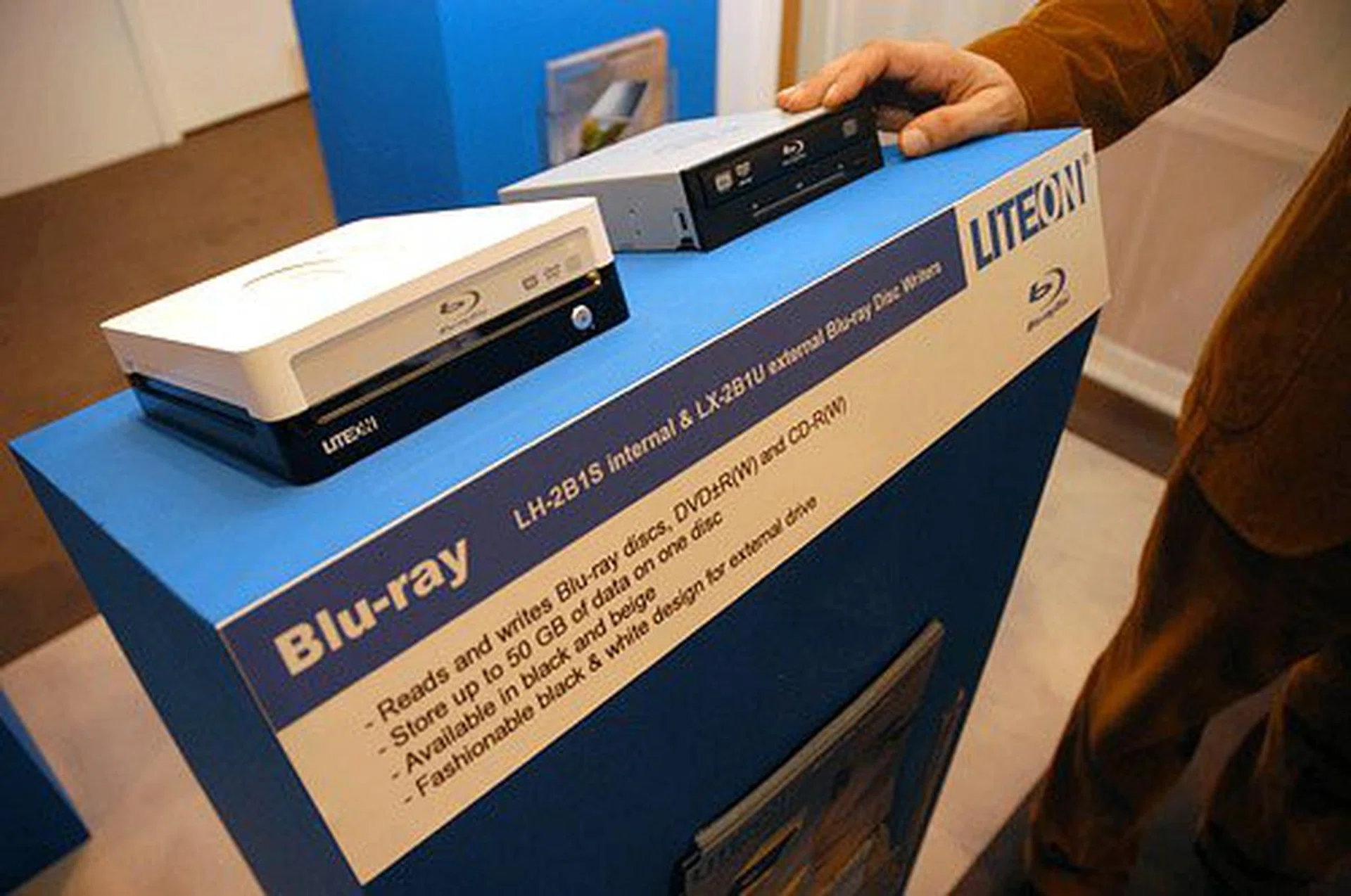 Lite-On also showed their first internal and external Blu-ray writersï¿½the LH-2B1S and LX-2B1Uï¿½which records BD-R single/double layer and BD-RE single/double layer media. 