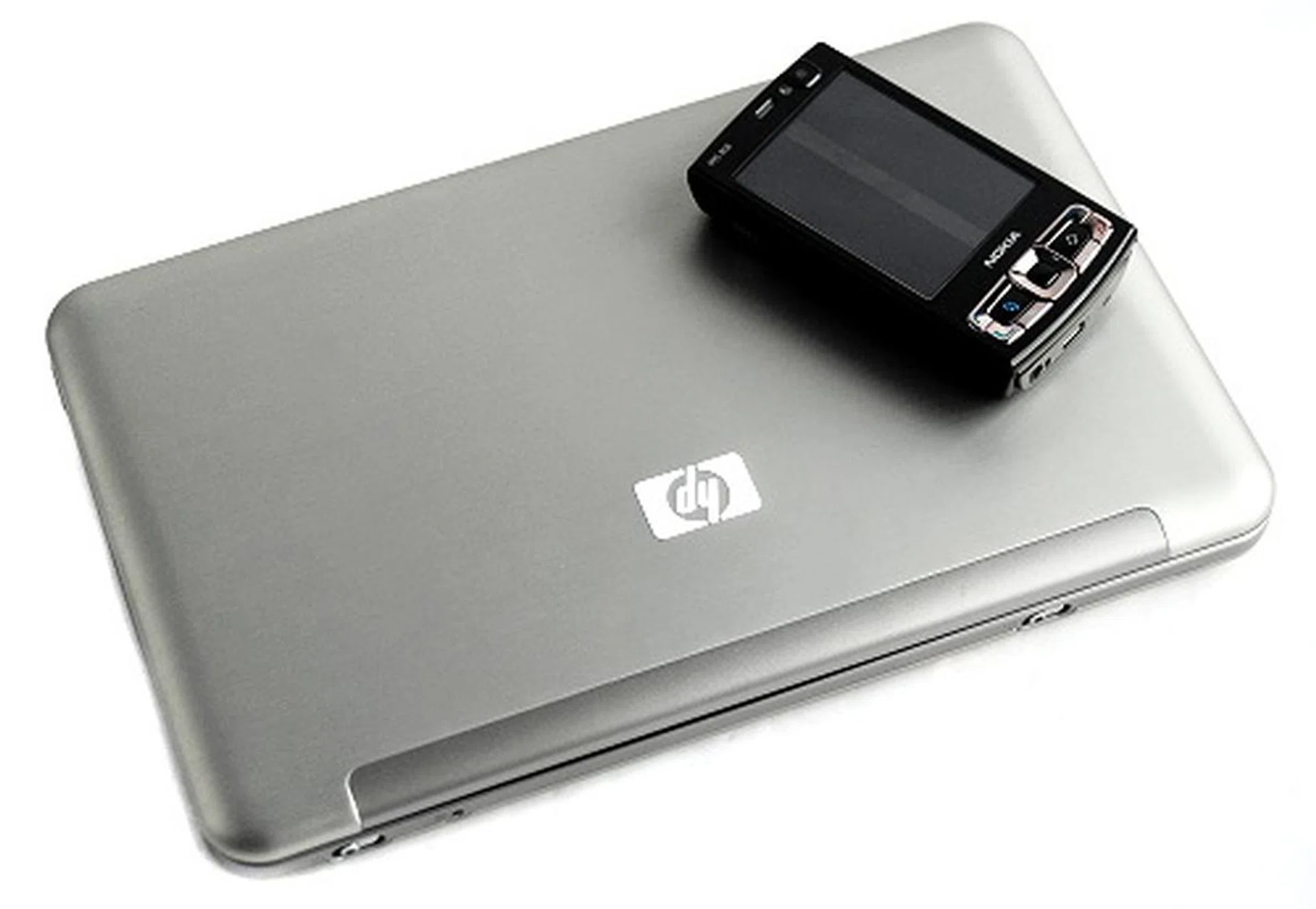 To show you how small the HP 2133 Mini-Note PC really is, we used a Nokia N95 mobile phone to give you an indication of the size of the Mini-Note.